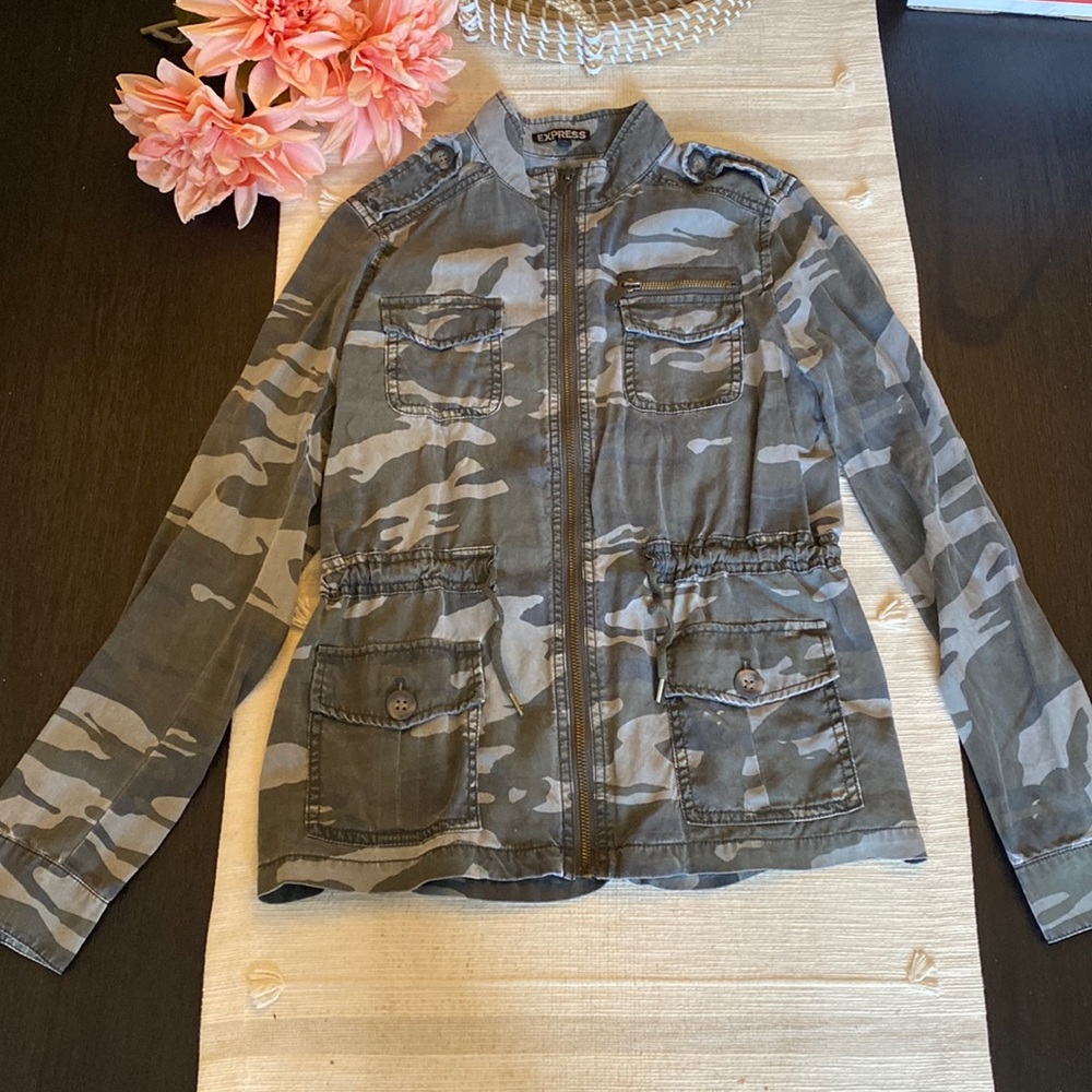 Express light weight camo jaquet. Size sx